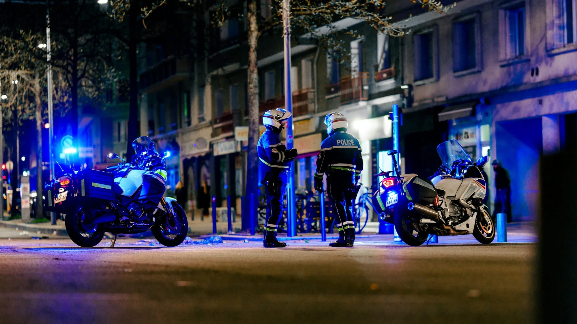 Contrôle de police en bord de rue, deux motards de la police nationale