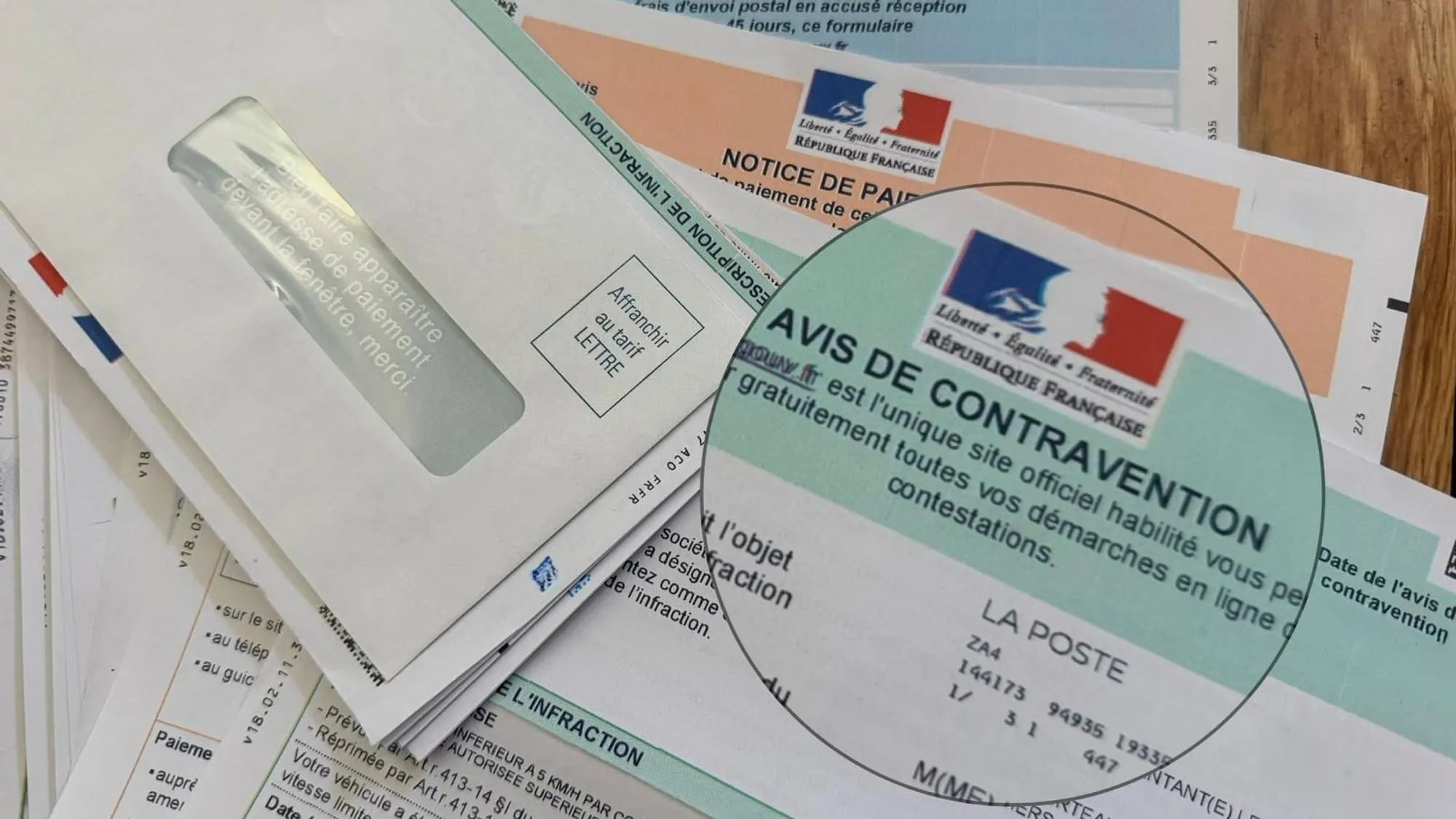 Professionnel au volant d'un utilitaire, sur la route