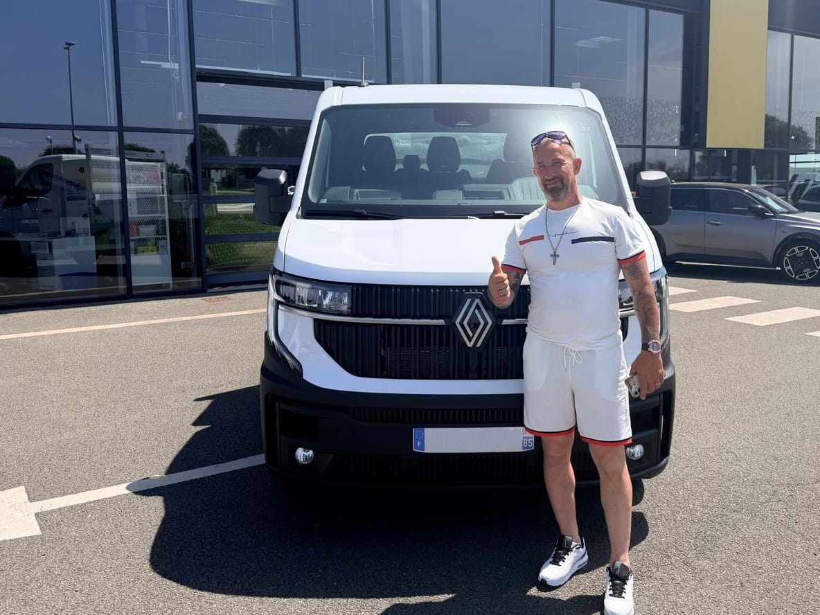 Livraison d'un Renault Master Benne en location longue durée à Xtreme Toiture, couvreur en Vendée