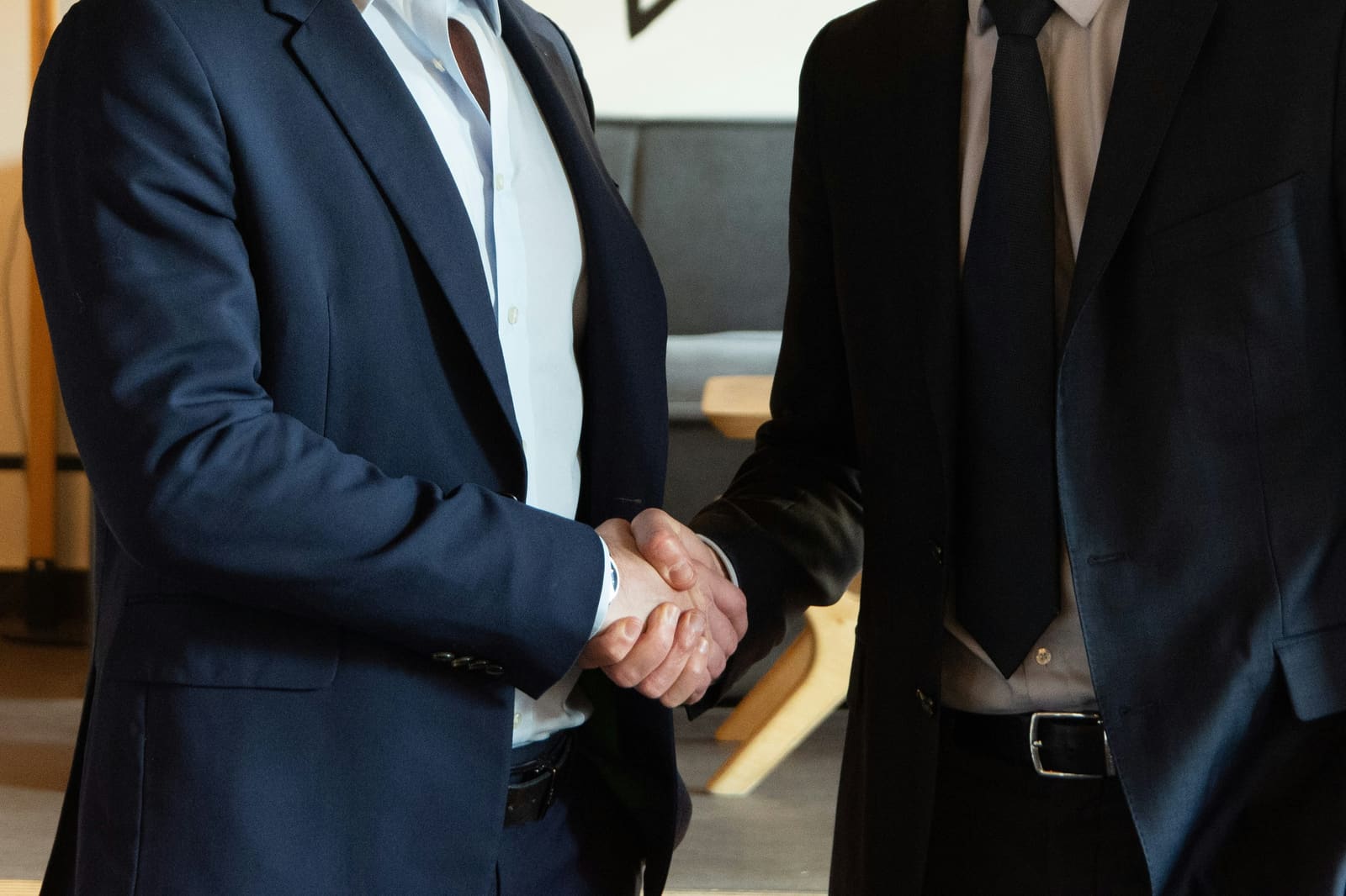 Poignée de main entre deux professionnels